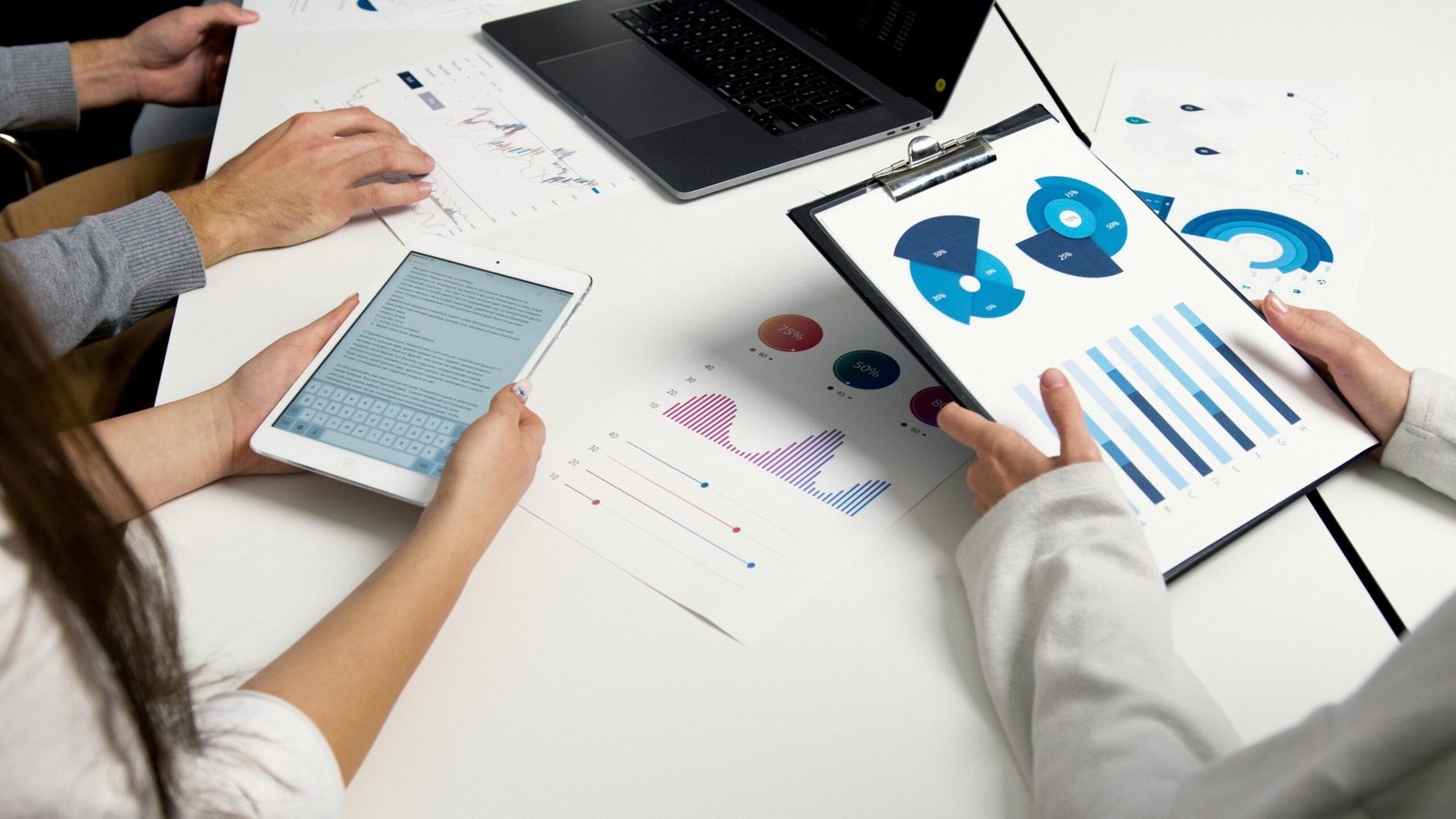 Investimentos em IA estão em alta, mas desafios de implementação freiam o avanço. Entenda os obstáculos,