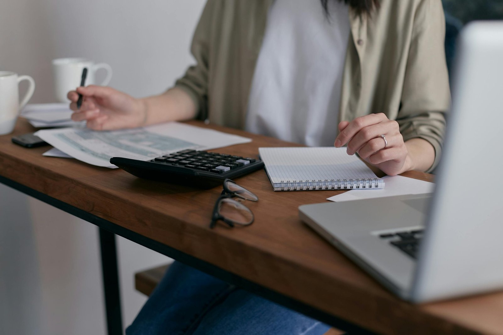 Descobriu-se que quanto mais as empresas pressionam os funcionários a produzir, mais eles priorizam a cultura do trabalho performático.